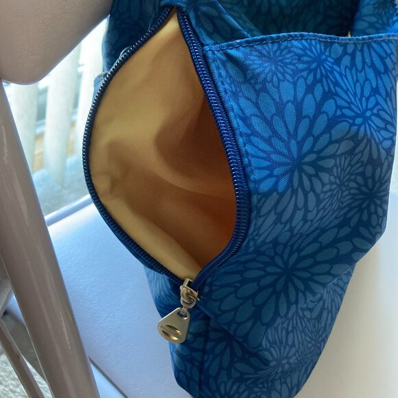 Baggallini Crossbody w/Side Zip Pockets to hold Large Phones or Conceal & Carry - Picture 14 of 16